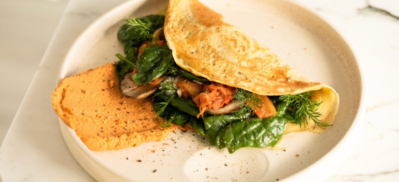 imagem de um prato com uma omelete recheada de salada